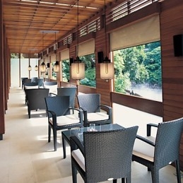Moderní skleněné závěsné svítidlo se 2 světly v designu průhledné láhve