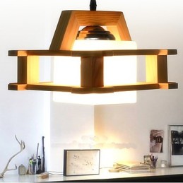 Lampa z masivního dřeva