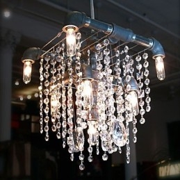 Křišťálový 9 světelný lustr v designu potrubí charakteristický pro severoamerický styl