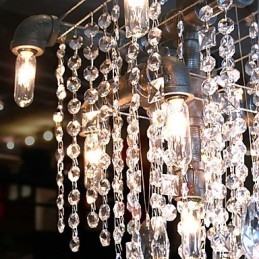 Křišťálový 9 světelný lustr v designu potrubí charakteristický pro severoamerický styl
