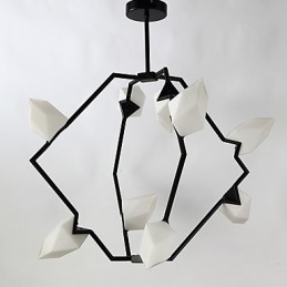 Devět světelných sloupků moderního kovu se skleněnou broskvovou lustrovou lampou zdobí závěsnou lampu jídelny
