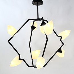 Devět světelných sloupků moderního kovu se skleněnou broskvovou lustrovou lampou zdobí závěsnou lampu jídelny