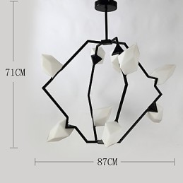Devět světelných sloupků moderního kovu se skleněnou broskvovou lustrovou lampou zdobí závěsnou lampu jídelny
