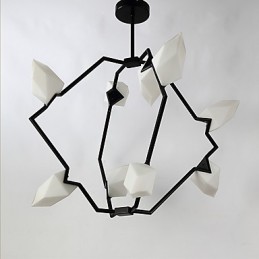 Devět světelných sloupků moderního kovu se skleněnou broskvovou lustrovou lampou zdobí závěsnou lampu jídelny