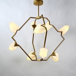 Devět světelných sloupků moderního kovu se skleněnou broskvovou lustrovou lampou zdobí závěsnou lampu jídelny
