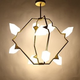 Devět světelných sloupků moderního kovu se skleněnou broskvovou lustrovou lampou zdobí závěsnou lampu jídelny