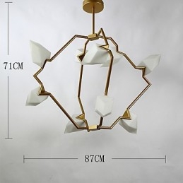 Devět světelných sloupků moderního kovu se skleněnou broskvovou lustrovou lampou zdobí závěsnou lampu jídelny