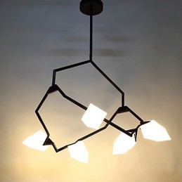 Pět lehkých sloupků moderního kovu se skleněnou broskvovou lustrovou lampou zdobí závěsnou lampu jídelny
