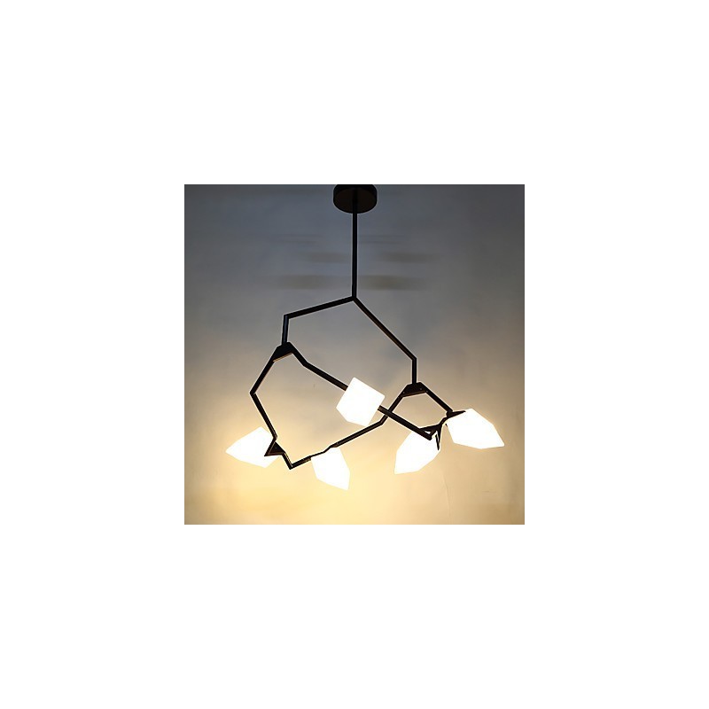 Pět lehkých sloupků moderního kovu se skleněnou broskvovou lustrovou lampou zdobí závěsnou lampu jídelny