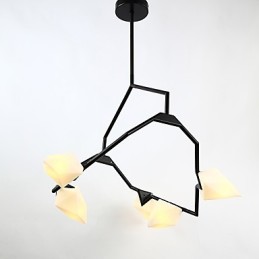 Pět lehkých sloupků moderního kovu se skleněnou broskvovou lustrovou lampou zdobí závěsnou lampu jídelny