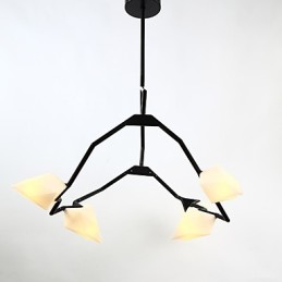 Pět lehkých sloupků moderního kovu se skleněnou broskvovou lustrovou lampou zdobí závěsnou lampu jídelny