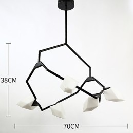 Pět lehkých sloupků moderního kovu se skleněnou broskvovou lustrovou lampou zdobí závěsnou lampu jídelny