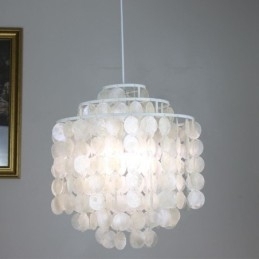 Moderní klasická závěsná lampa s bílým mušlivým stínem