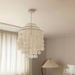 Moderní klasická závěsná lampa s bílým mušlivým stínem