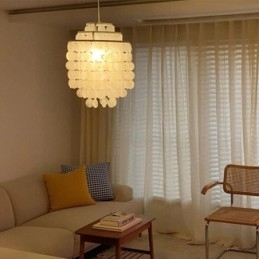 Moderní klasická závěsná lampa s bílým mušlivým stínem