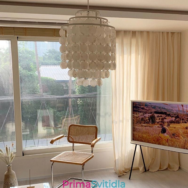 Moderní klasická závěsná lampa s bílým mušlivým stínem