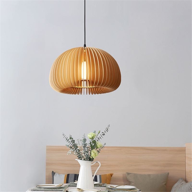 Závěsná lampa z lipového dřeva v retro stylu