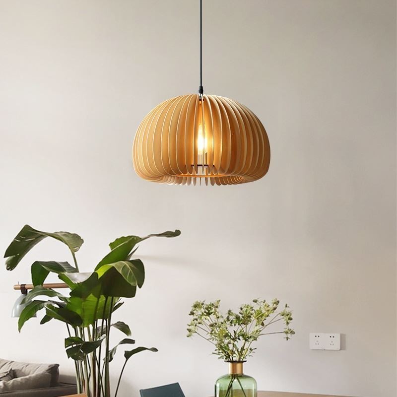 Závěsná lampa z lipového dřeva v retro stylu