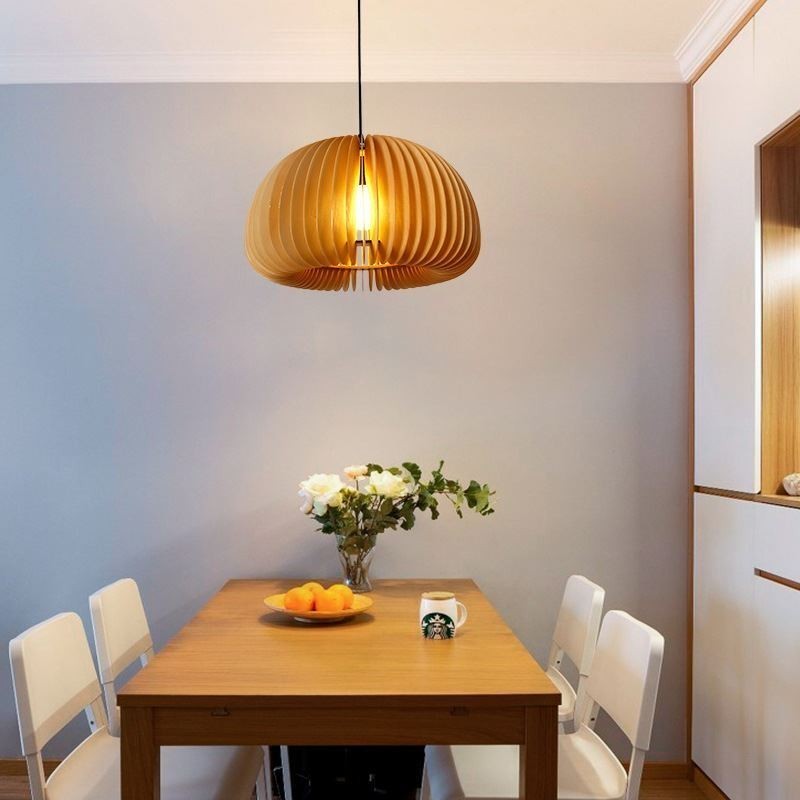 Závěsná lampa z lipového dřeva v retro stylu