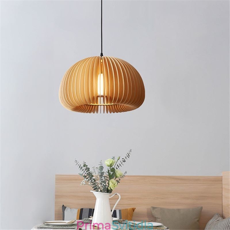 Závěsná lampa z lipového dřeva v retro stylu