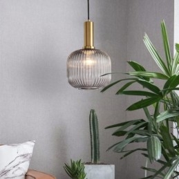 Závěsné svítidlo z žebrovaného skla s mosazným držákem