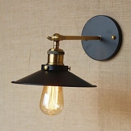 Retro minimalistická vila v industriálním stylu před kostelem Ulička deštník Černé šaty Zdobená stěna