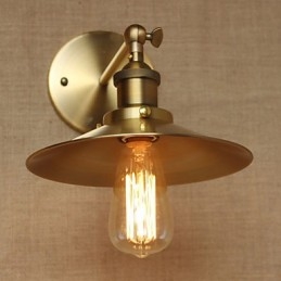 Minimalistická vila v industriálním stylu Retro měděné dekorativní deštníky před zdí kostelní uličky