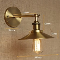 Minimalistická vila v industriálním stylu Retro měděné dekorativní deštníky před zdí kostelní uličky