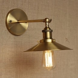 Minimalistická vila v industriálním stylu Retro měděné dekorativní deštníky před zdí kostelní uličky