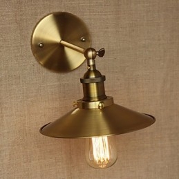 Minimalistická vila v industriálním stylu Retro měděné dekorativní deštníky před zdí kostelní uličky