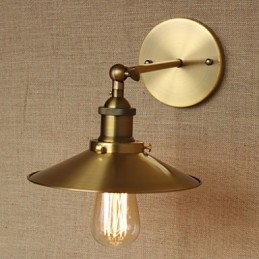 Minimalistická vila v industriálním stylu Retro měděné dekorativní deštníky před zdí kostelní uličky