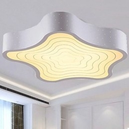Moderní kreativní smluvní a současné kreativní geometrické hvězdice absorbují světlo kopule