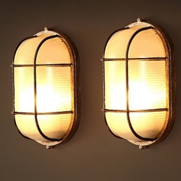 Kreativní osobnost obnovuje staré způsoby osvětlení skleněné nástěnné lampy