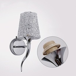 Stříbrná noční lampa na čtení Nástěnná lampa Instalatérská past na pozadí zrcadlo světlo