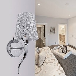 Stříbrná noční lampa na čtení Nástěnná lampa Instalatérská past na pozadí zrcadlo světlo