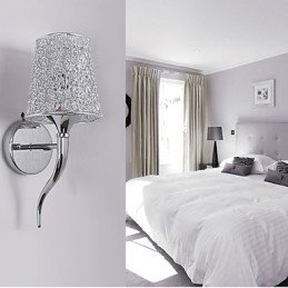 Stříbrná noční lampa na čtení Nástěnná lampa Instalatérská past na pozadí zrcadlo světlo