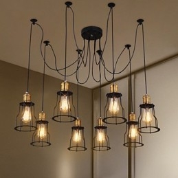 Venkovští designéři malují kovový lustr