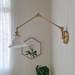 Moderní nástěnné svítidlo se skleněným stínidlem