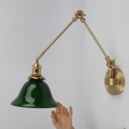 Moderní nástěnné svítidlo se skleněným stínidlem