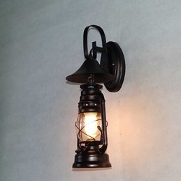 Vintage nástěnná lampa z černého kovu s jedním světlem