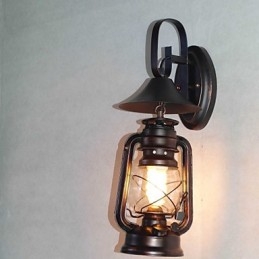 Vintage nástěnná lampa z černého kovu s jedním světlem