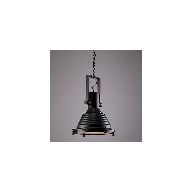 Prodejna černých retro železných závěsných lamp a skleněných stínidel