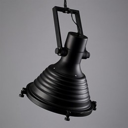 Prodejna černých retro železných závěsných lamp a skleněných stínidel