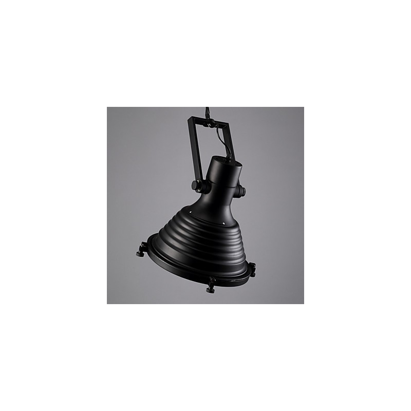 Prodejna černých retro železných závěsných lamp a skleněných stínidel