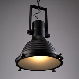 Prodejna černých retro železných závěsných lamp a skleněných stínidel