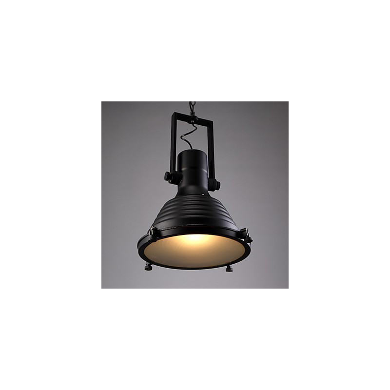 Prodejna černých retro železných závěsných lamp a skleněných stínidel