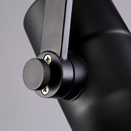 Prodejna černých retro železných závěsných lamp a skleněných stínidel