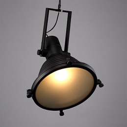 Prodejna černých retro železných závěsných lamp a skleněných stínidel