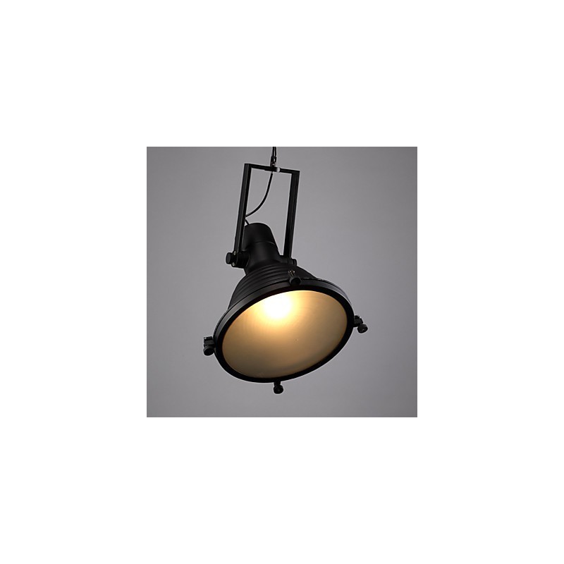 Prodejna černých retro železných závěsných lamp a skleněných stínidel