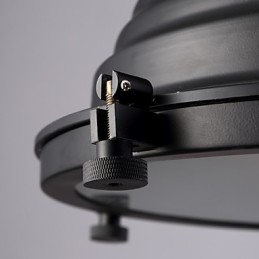 Prodejna černých retro železných závěsných lamp a skleněných stínidel